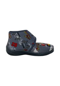 Scarpe in tessuto grigio con stampe a tema corsa, inclusi bandiere a scacchi e numeri, dotate di soletta ammortizzata e chiusura con strap in Velcro.