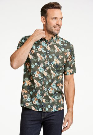 Chemise à manches courtes avec un fond vert foncé et un motif floral en orange, bleu sarcelle et blanc. Fabriquée en tissu léger.