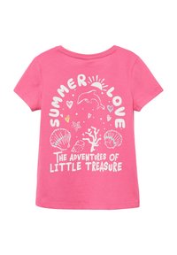 Korte mouwen roze T-shirt met witte grafische print met tekst en mariene ontwerpen, waaronder schelpen, dolfijnen en koraal.