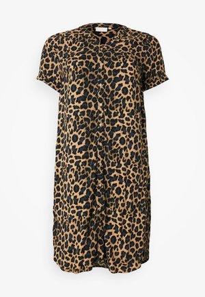 Šaty košile s leopardím potiskem, zapínáním na knoflíky vpředu, krátkými rukávy, volným střihem a kombinací světle hnědé a černé barvy.