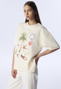 Korte mouwen beige T-shirt met strandthema grafische prints, waaronder een palmboom, zeester, cocktail en zon. Casual pasvorm.
