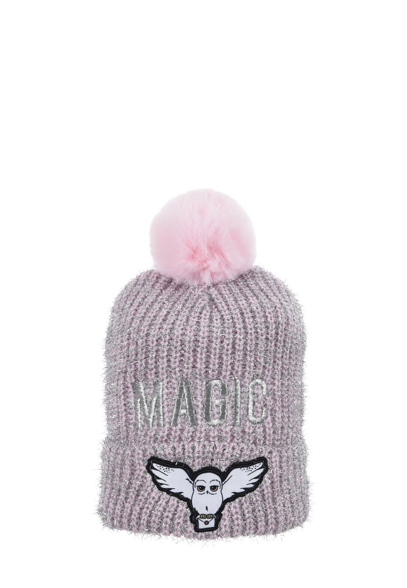 Gorro de punto de color rosa claro con textura suave, que presenta un parche plateado con la palabra "MAGIC", un gráfico de un búho y un pompón rosa esponjoso en la parte superior.