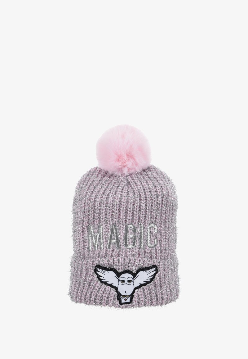 Gorro de punto de color rosa claro con textura suave, que presenta un parche plateado con la palabra "MAGIC", un gráfico de un búho y un pompón rosa esponjoso en la parte superior.