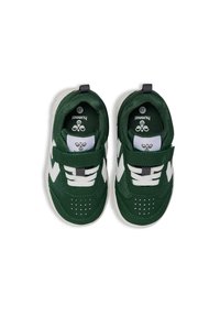 Gröna sportskor med en ovandel i meshtyg, vita detaljer, justerbart band och perforerade detaljer på tån.