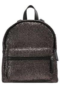 Sac à dos avec une surface en maille métallique texturée de couleur argent foncé, doté d'une poche avant zippée et de deux poignées supérieures pour le transport.