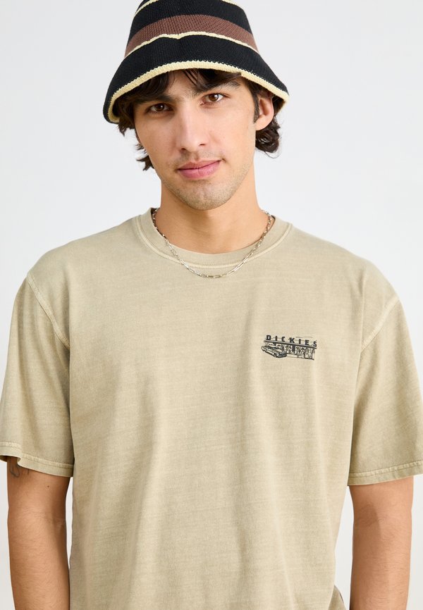 SERVICE STATION TEE - Print T-shirt - desert sand2