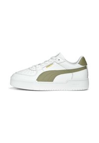 Baskets de sport blanches avec une tige en cuir texturé, dotées d'une bande vert olive, d'un col rembourré et de lacets plats. Accent de logo doré.