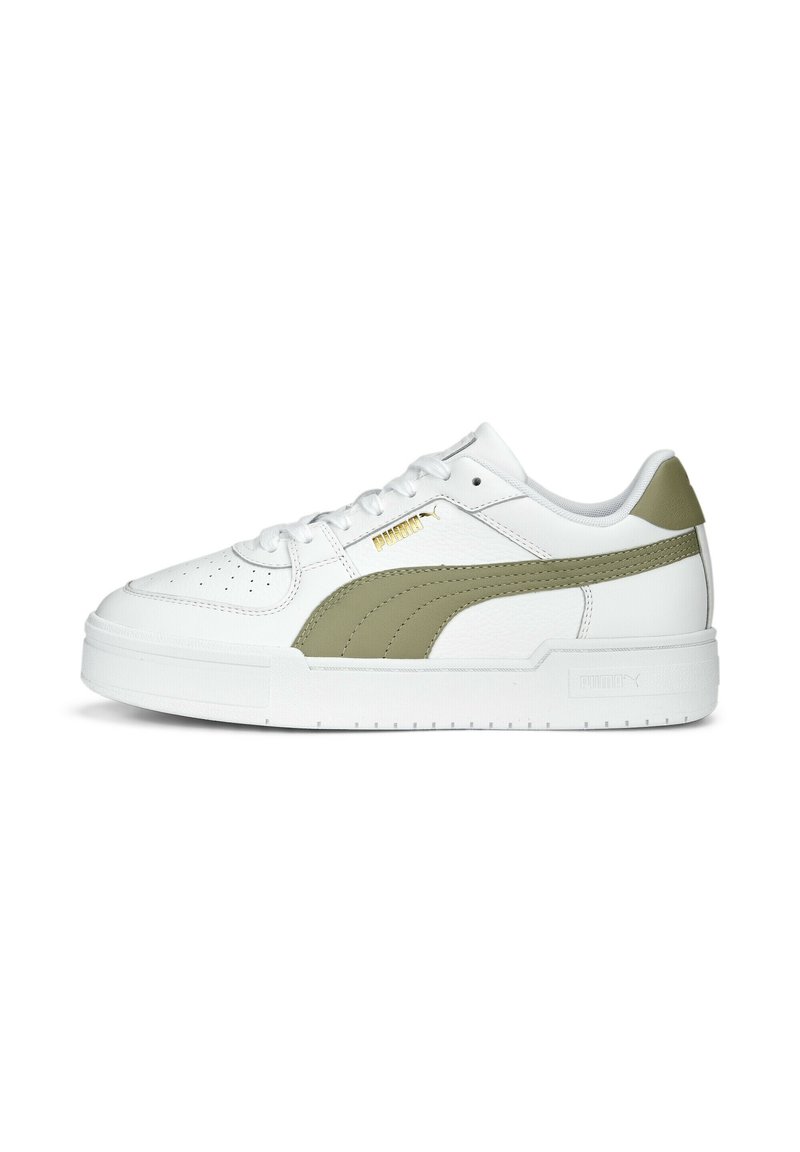 Baskets de sport blanches avec une tige en cuir texturé, dotées d'une bande vert olive, d'un col rembourré et de lacets plats. Accent de logo doré.
