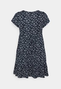 Mörkblå klänning med kort ärm och vit blommönster, åtsittande midja med knytning, och rynkad kjol.