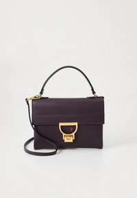 Sac à main en cuir violet au design structuré, doté d'un fermoir doré et d'une bandoulière amovible. Texture lisse avec un rabat avant.