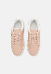 Tommy Hilfiger ESSENT BASKET METALLIC - Trainers - misty blush