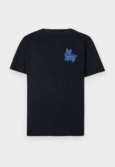 Μαύρο T-shirt με κοντά μανίκια, με μικρό μπλε αφηρημένο γραφικό κουνέλι και κείμενο «Never Abused» στο αριστερό στήθος.