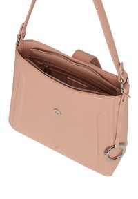 Ljusrosa läderhandväska med rektangulär form, dragkedjestängning upptill, inre fickor och en silverfärgad cirkulär dekoration på en sidoremsa.