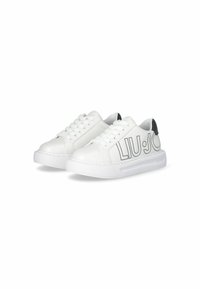 Baskets blanches en faux cuir avec des détails de logo noirs. Elles présentent une pointe arrondie, un système de laçage à l'avant et une semelle en caoutchouc texturée.