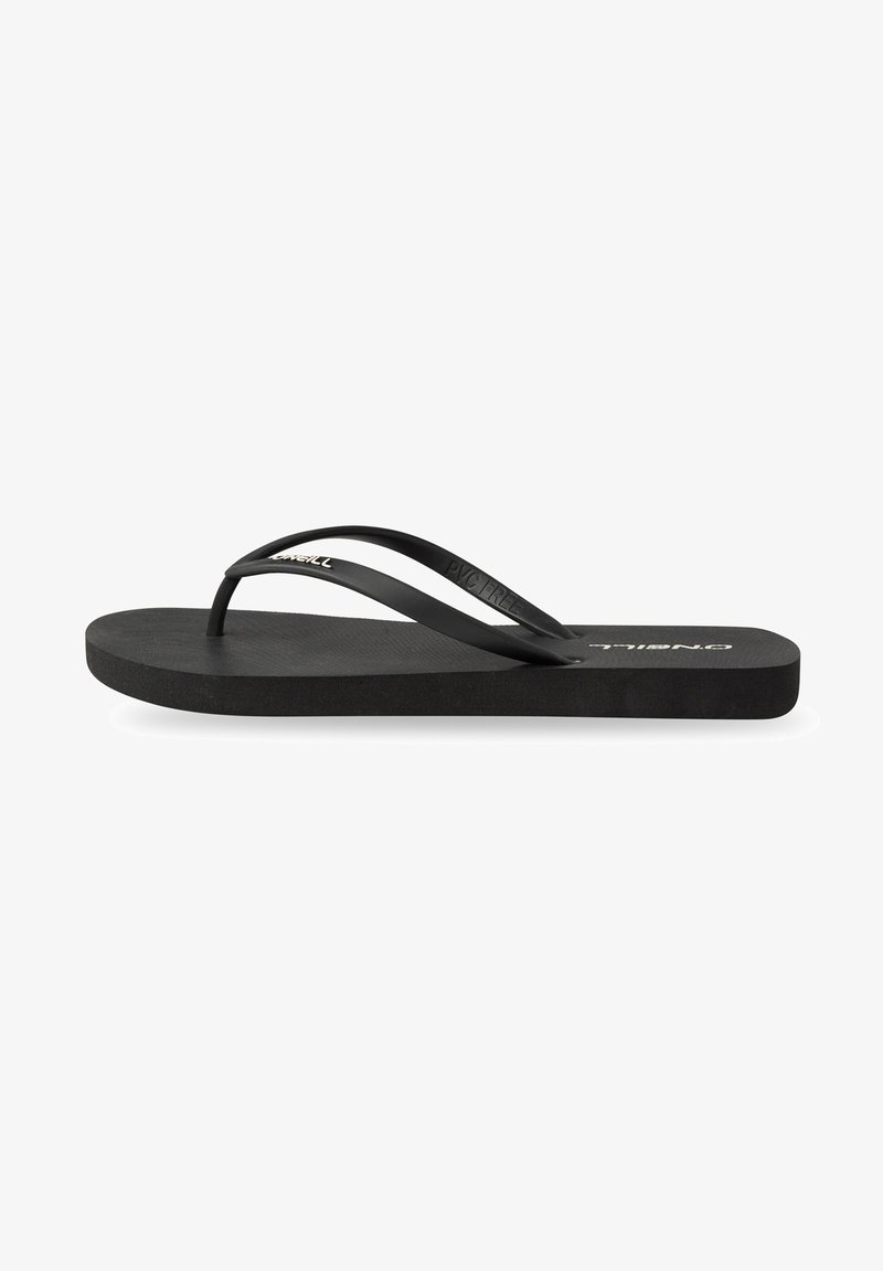 Zwarte slippers met een gestructureerde voetbed, slanke banden en een platte zool. Gemarkeerd met "PVC VRIJ" op de band, minimalistisch ontwerp.