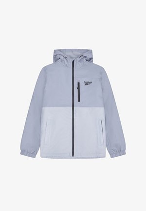 Giubbotto antivento grigio chiaro con cappuccio, cerniera nera, tasche anteriori e logo sul petto. Tessuto liscio e polsini elastici.