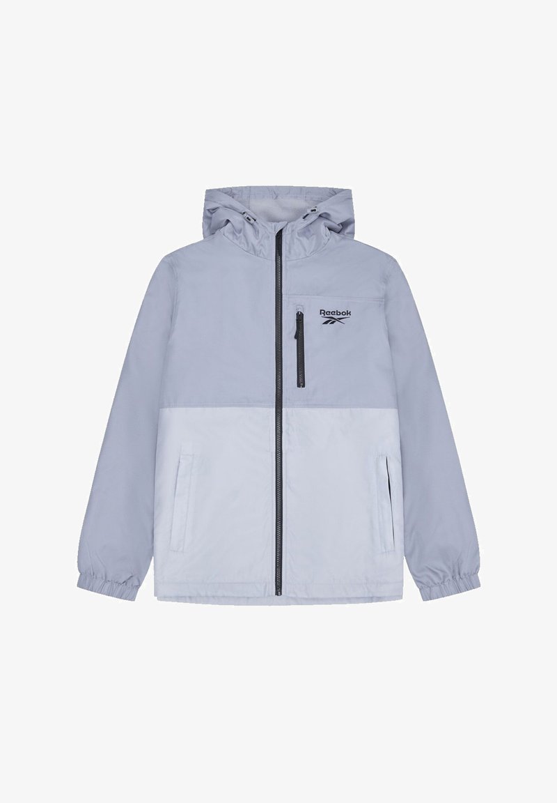 Jasnoszara kurtka przeciwdeszczowa z kapturem, czarnym zamkiem błyskawicznym, przednimi kieszeniami oraz logo na piersi. Gładka faktura i elastyczne mankiety.