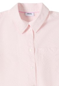 Chemise courte à manches courtes texturée de couleur rose clair avec col, boutons sur le devant, poche poitrine et étiquette "CECIL" à l'intérieur de l'encolure.