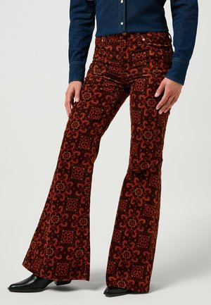 Pantaloni a zampa d'elefante in tessuto marrone rossiccio con un motivo geometrico astratto. Presentano una vita alta, tasche sottili e una texture morbida.