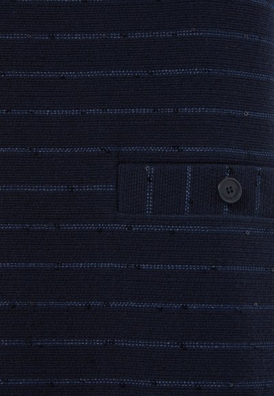 Suéter de rayas navy con un tejido texturizado. Presenta líneas horizontales y un pequeño bolsillo con botón. Incluye un detalle de botón oscuro.