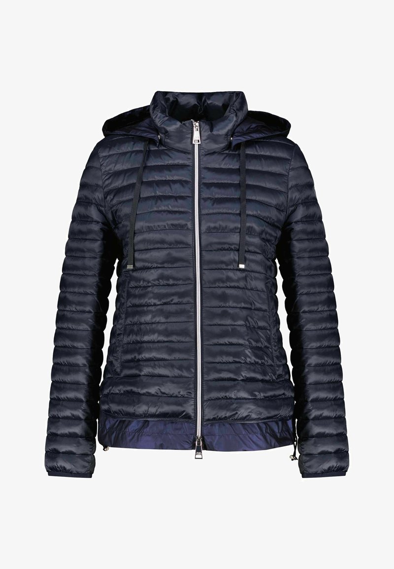 Granatowa kurtka puchowa z poziomym pikowaniem, z zapięciem na zamek, regulowanym kapturem ze sznurkami i elastycznymi mankietami. Gładka, błyszcząca tekstura.