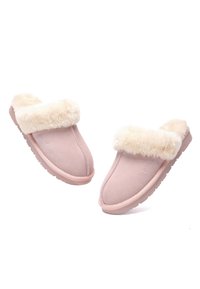 Rosa Wildlederschuhe mit einem flauschigen cremefarbenen Kragen, abgerundeter Spitze und strukturiertem Gummisohle, entworfen für Komfort und Wärme.