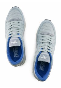 Scarpe da ginnastica azzurre chiare realizzate in rete e suede. Suole spesse bianche, interno blu e branding prominente sulle linguette.