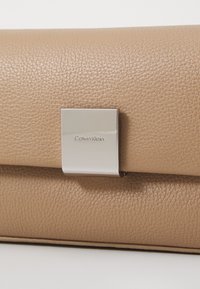 Calvin Klein PLAQUE CROSSBODY CHAIN - Rankinė per petį - amphora