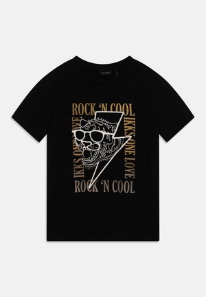 Schwarzes T-Shirt mit einem brüllenden Tiger, der eine Sonnenbrille trägt, innerhalb eines Blitzsymbols, umgeben von den goldenen Schriftzügen "ROCK 'N COOL" und "IIKS ONE LOVE".