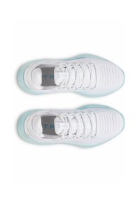 Baskets de sport blanches avec une tige en mesh, semelle bleu clair et système de laçage. Présente des rayures texturées sur la tige pour la respirabilité.