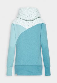 Sweat à capuche à manches longues dans des nuances de bleu avec un motif en zigzag blanc sur le haut du dos et la capuche.