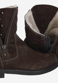 Bottes chevilles en daim marron foncé avec fermetures éclair, doublure en fourrure douce, surpiqûres contrastées et garnitures hexagonales. Semelle en caoutchouc plate.