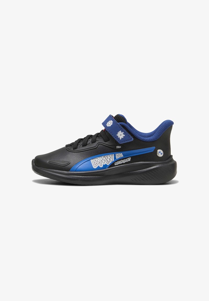 Chaussure de sport noire avec des accents bleus, dotée d'une sangle en velcro, d'une semelle texturée et d'un logo "BMW M Motorsport" bien visible sur le côté.