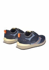 Sneakers blu navy realizzati in materiali scamosciati e in rete, con accenti arancioni, suola beige e un design retrò con un tallone imbottito.