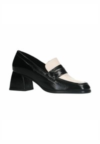 Zwart-witte leren loafers met blokhak, een ronde neus en een opvallende zwarte band over een crèmekleurig paneel.