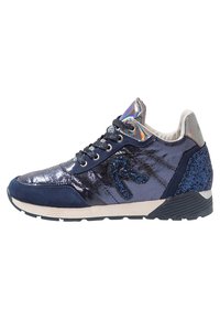 Sneaker blu navy con glitter e texture lucide, linguetta olografica, lacci blu navy e suola bianca con dettagli neri sulla suola.