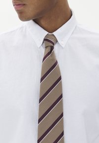 Bežinis juostuotas kaklaraištis su vyno raudonomis ir baltomis įstrižomis juostelėmis, derinamas su baltu marškiniais su apykakle. Lygus paviršius, siauras plotis ir klasikinis dizainas.