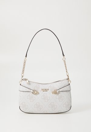 Witte Guess-handtas met patroon, gouden logo, gouden ketting en leren schouderriem, met ritssluiting bovenaan.