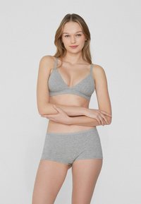 Grijs katoenen draadloos beha en boyshort ondergoedset met een v-hals ontwerp, dunne banden en een zachte, gestructureerde afwerking.