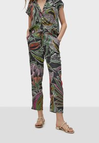Jumpsuit in satin con maniche corte, caratterizzato da una stampa astratta di foglie in verde, rosa e giallo, con vita regolabile tramite cordoncino e tasche.