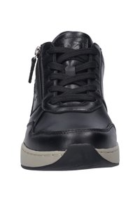 Schwarzer Leder-Sneaker mit Schnürdesign und seitlichem Reißverschluss, ausgestattet mit einer strukturierten Oberfläche und einer Gummisohle mit einem kontrastierenden hellgrauen Abschluss.