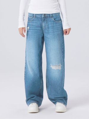 DESTROYED-EFFEKT - Straight leg jeans - medium blue denim