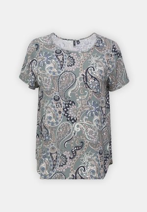 Top a maniche corte con motivo paisley in grigio chiaro, arricchito da dettagli in blu navy, bianco e rosa. Tessuto morbido con vestibilità rilassata e scollatura rotonda.