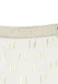 Witte stof met een gestructureerd ruitpatroon; heeft een zilveren glinsterende tailleband met reliëfletters "Karl Lagerfeld".