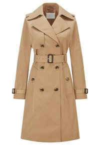 Beżowy płaszcz trencz wykonany z gładkiej tkaniny, z dwurzędowym zapięciem, szerokim kołnierzem, paskiem w talii i ozdobnymi guzikami na kieszeniach.