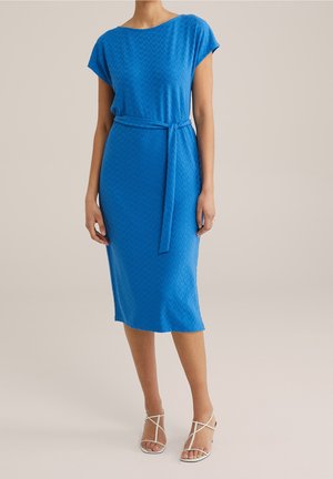 Blaues Midi-Kleid mit Struktur, kurzen Ärmeln und gebundener Taille. Es verfügt über eine glatte Stoffoberfläche und eine lockere Passform. Dazu gehören weiße Sandalen mit Riemchen.