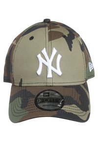 Feldmütze mit gebogenem Schirm, weiß gesticktem NY-Logo und verstellbarem Riemen. Sie hat einen strukturierten Stoff mit einem Militärmuster.