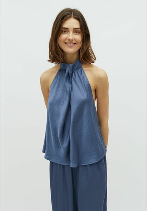 Haut à bretelles bleu en tissu léger, avec un col plissé et une coupe fluide, assorti à un pantalon ample.