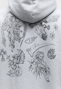 Πλάτη φούτερ με κουκούλα με λεπτομερή μαύρα σκίτσα που περιλαμβάνουν έναν άγγελο, πτερωτό πλάσμα, θεριστή που κρατά δρεπάνι, κρανίο με φλόγες, σταυρό και σύμβολα fleur-de-lis.