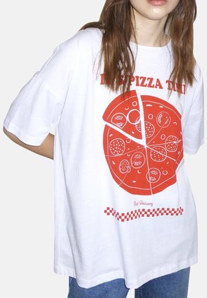 T-shirt en coton blanc avec un grand graphique de pizza rouge et divers garnitures, manches courtes et coupe décontractée. Accentuée par un motif à carreaux en bas.